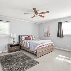  Holiday home Charming, Cozy Close To Uptown, Airport & Whitewater Center